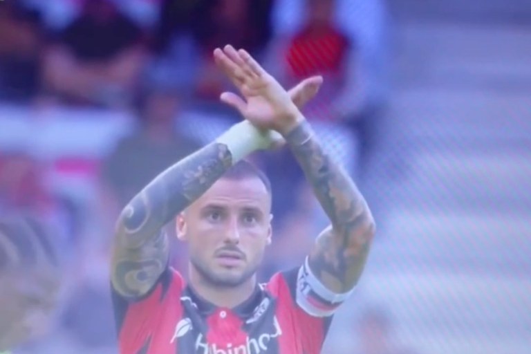 Watch: Fussballer verurteilt queerfeindliche Sprechchöre der eigenen Fans