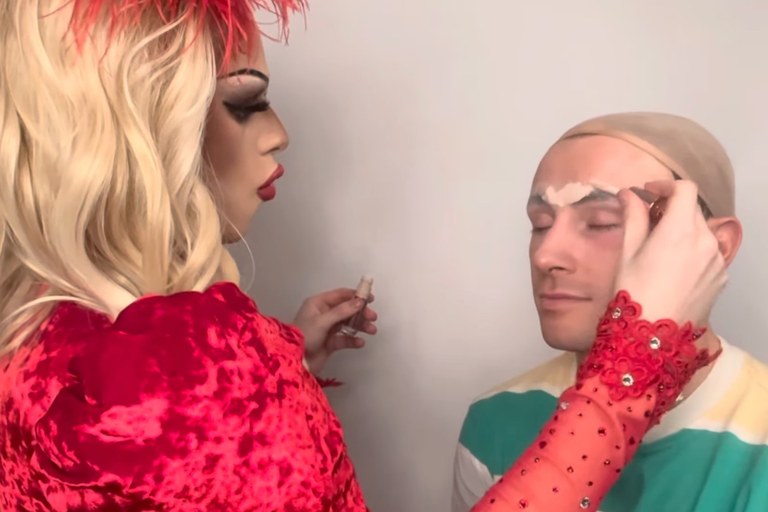 Watch: Fussballer Zander Murray kriegt ein Drag Makeover