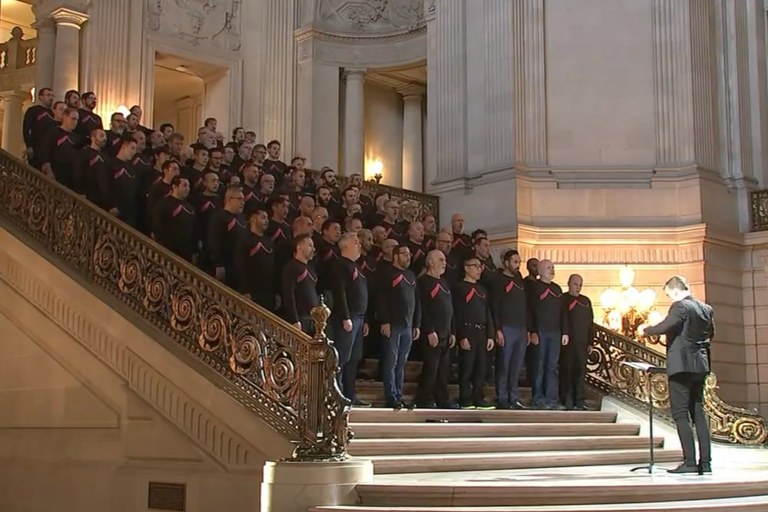 Watch: Gay Men's Chorus zollt Dianne Feinstein Tribute