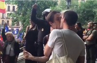 Watch: Gay Paar küsst gegen Nazi-Demo