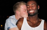 Watch: Gay Paar unterstützt Demonstranten in Minneapolis mit Essen