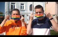 Watch: Gay Paar wagt sich in polnische LGBT Free Zone um Regenbogen-Masken zu verteilen