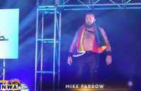 Watch: Gay-Profi-Wrestler tritt mit Rainbow Flag auf