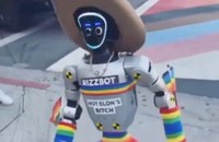 Watch: Gay Robot feiert Pride in West Hollywood