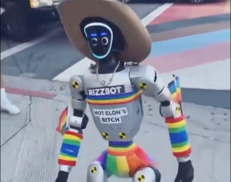 Watch: Gay Robot feiert Pride in West Hollywood