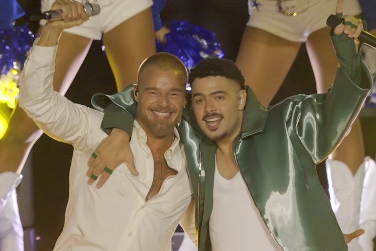 Watch: Gleich zwei queere Superstars rockten diese Halftime Show in Rio!