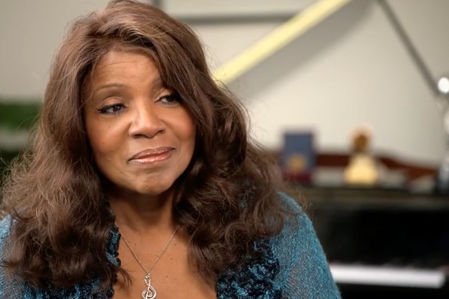 Watch: Gloria Gaynor wird von Trump geehrt, doch viele fordern, sie soll den Preis ablehnen