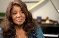 Watch: Gloria Gaynor wird von Trump geehrt, doch viele fordern, sie soll den Preis ablehnen