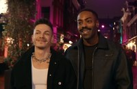 Watch: Grindr Host or Travel stellt Dir Amsterdam vor