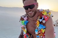 Watch: Gus Kenworthy präsentierte sein 6-Pack & mehr am Burning Man