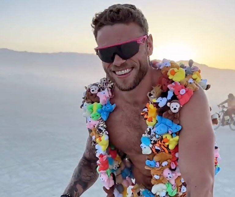 Watch: Gus Kenworthy präsentierte sein 6-Pack & mehr am Burning Man