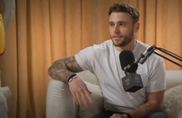 Watch: Gus Kenworthy über öffentlich nackt duschen, Burning Man, Dreier & Vierer