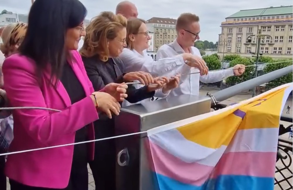 Watch: Hamburg hisst die Progress Pride Flag am Rathaus