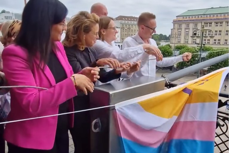 Watch: Hamburg hisst die Progress Pride Flag am Rathaus
