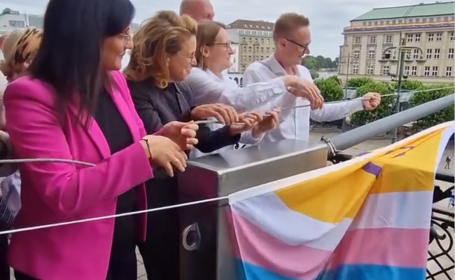 Watch: Hamburg hisst die Progress Pride Flag am Rathaus