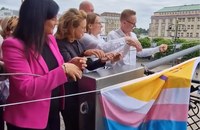 Watch: Hamburg hisst die Progress Pride Flag am Rathaus