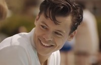 Watch: Harry Styles als schwuler Polizist: Der erste Teaser