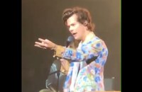 Watch: Harry Styles hilft Fan beim Coming out...