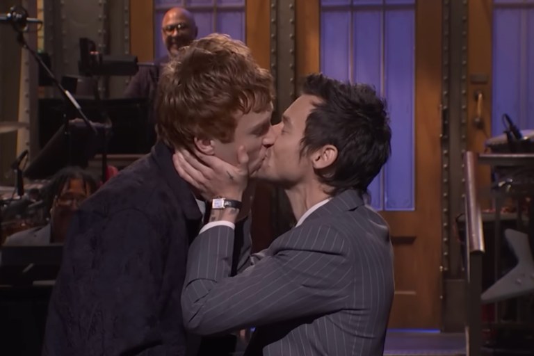 Watch: Harry Styles kontert Queerbaiting-Vorwürfen