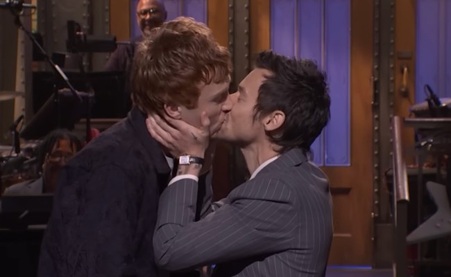 Watch: Harry Styles kontert Queerbaiting-Vorwürfen