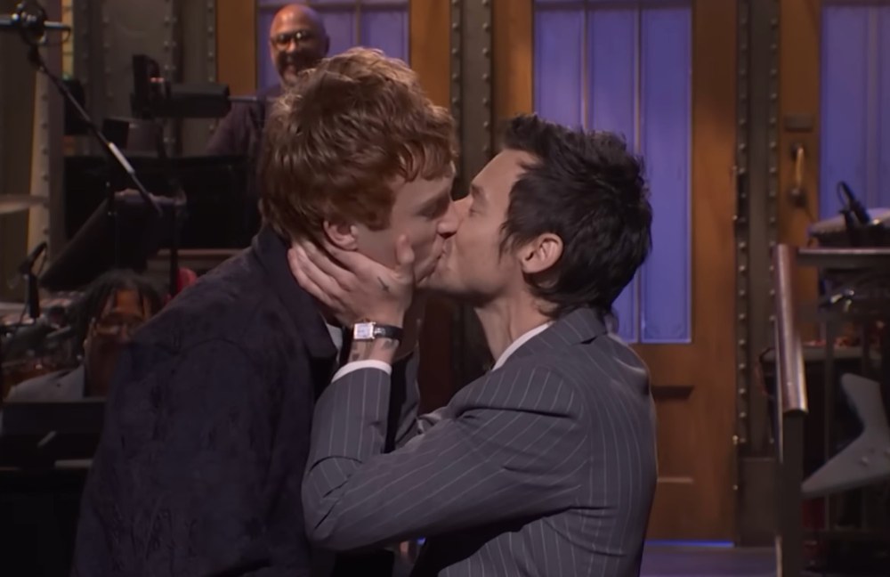 Watch: Harry Styles kontert Queerbaiting-Vorwürfen