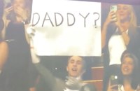Watch: Harry Styles reagiert auf "Daddy?"-Schild während seinem Konzert