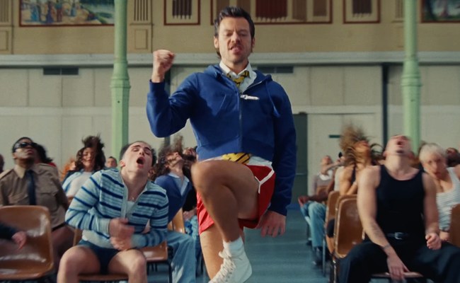 Watch: Harry Styles und seine short Short Shorts...