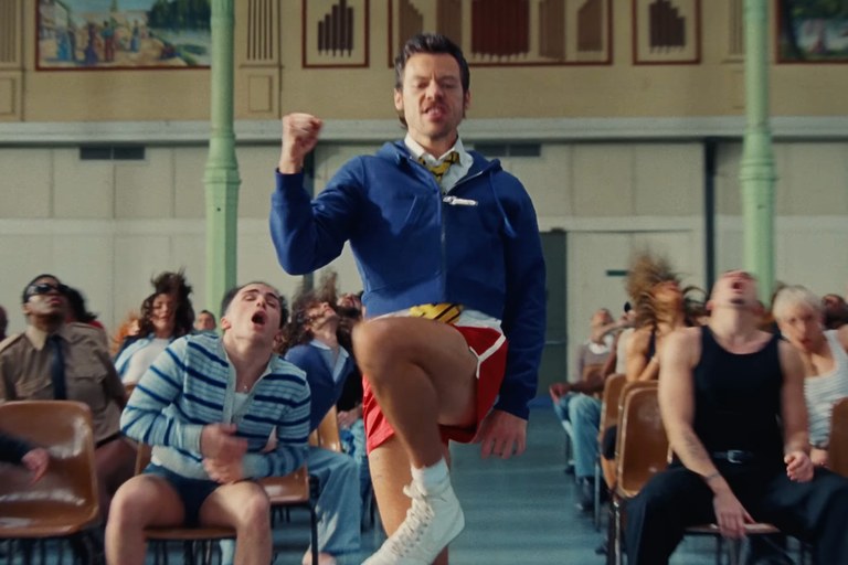 Watch: Harry Styles und seine short Short Shorts...