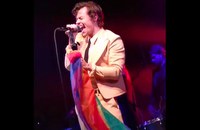 Watch: Harry Styles wieder mit Regenbogenfahne auf der Bühne