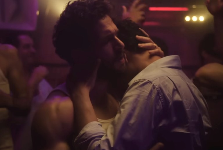 Watch: Hat Kit Harington in Industry 4 ein sexy Date mit einem Mann?