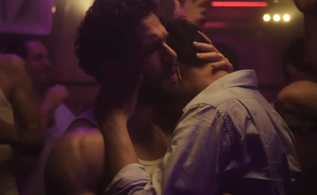 Watch: Hat Kit Harington in Industry 4 ein sexy Date mit einem Mann?