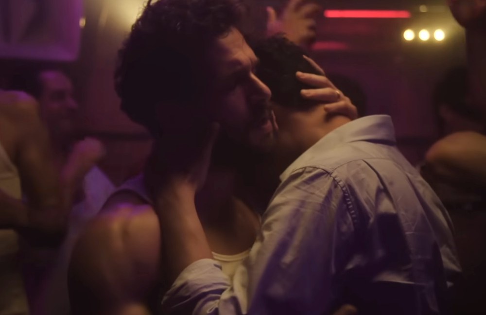 Watch: Hat Kit Harington in Industry 4 ein sexy Date mit einem Mann?