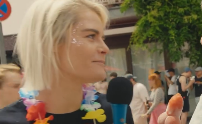 Watch: Hazel Brugger bei der Pride: "Wonach schmeckt dein Pe**s?"