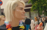 Watch: Hazel Brugger bei der Pride: "Wonach schmeckt dein Pe**s?"