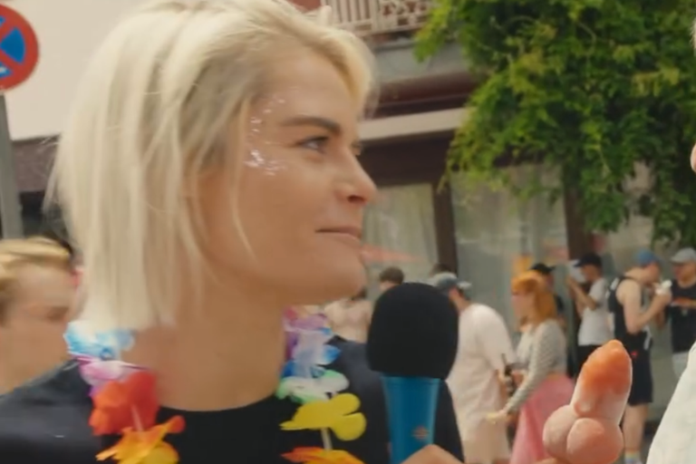 Watch: Hazel Brugger bei der Pride: "Wonach schmeckt dein Pe**s?"