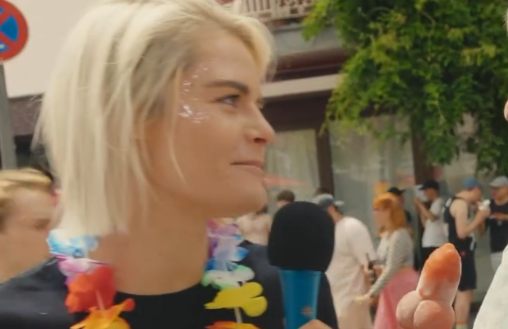 Watch: Hazel Brugger bei der Pride: "Wonach schmeckt dein Pe**s?"