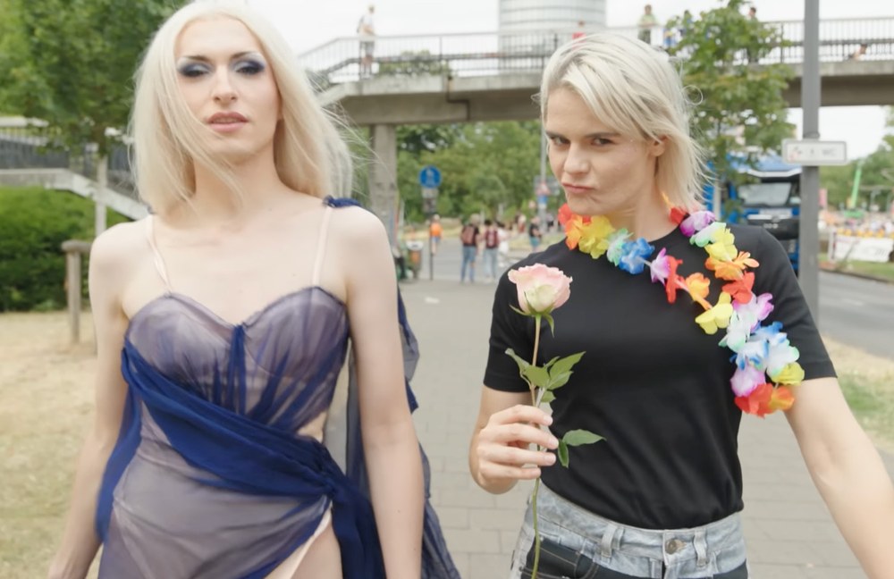 Watch: Hazel Brugger hatte jede Menge Spass beim CSD Köln