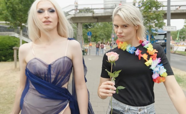 Watch: Hazel Brugger hatte jede Menge Spass beim CSD Köln
