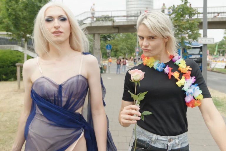 Watch: Hazel Brugger hatte jede Menge Spass beim CSD Köln
