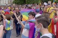 Watch: Heartstopper-Joe Locke vs. Homophobe an der London Pride