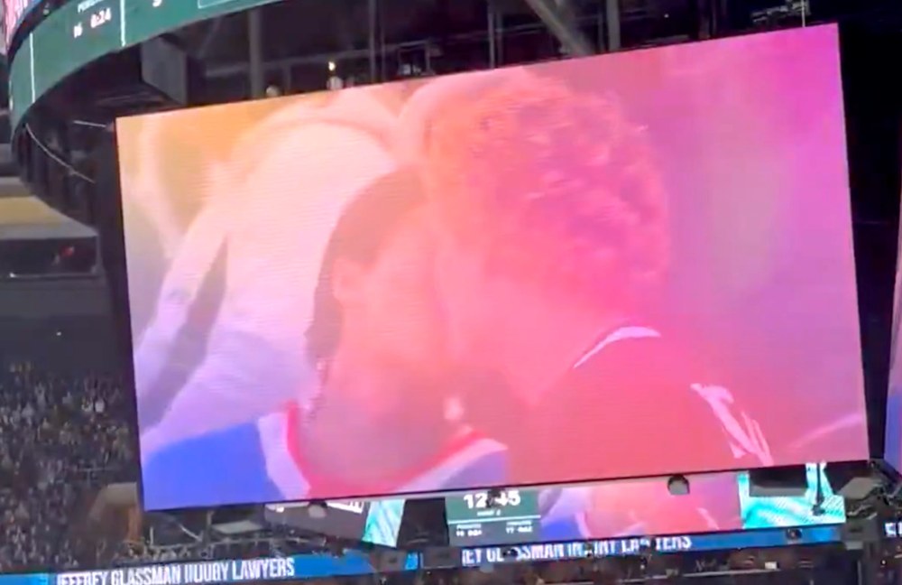 Watch: Heated Rivalry-Lookalikes von der Kiss-Cam eingefangen