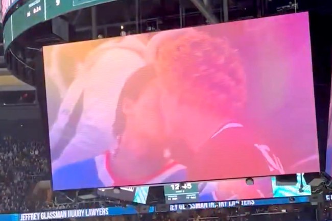 Watch: Heated Rivalry-Lookalikes von der Kiss-Cam eingefangen