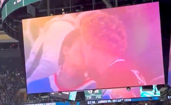 Watch: Heated Rivalry-Lookalikes von der Kiss-Cam eingefangen