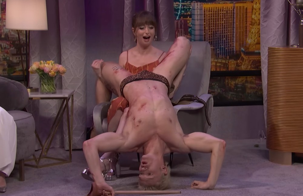 Watch: Heated Rivalry-Star Connor Storrie hostet Saturday Night Live