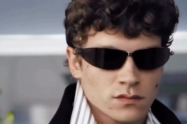 Watch: Heated Rivalry-Star ist das neue Gesicht von YSL