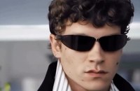 Watch: Heated Rivalry-Star ist das neue Gesicht von YSL