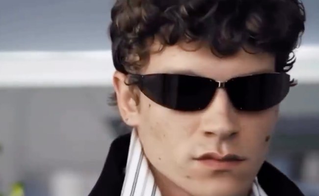 Watch: Heated Rivalry-Star ist das neue Gesicht von YSL