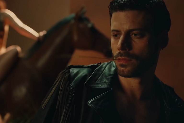 Watch: Heated Rivalry-Star machts mit schwulem Countrymusiker