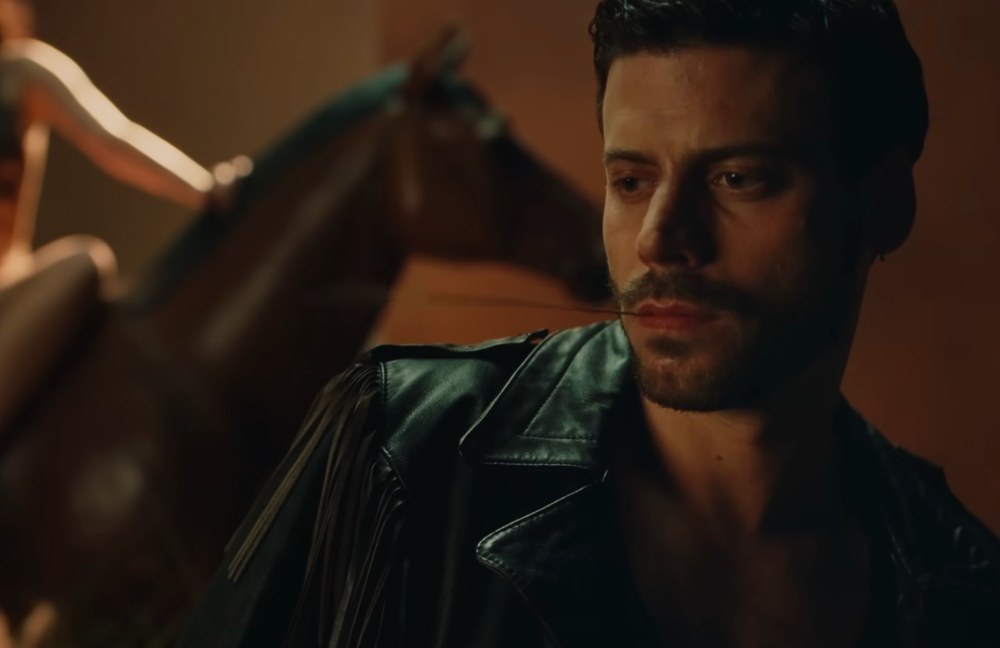 Watch: Heated Rivalry-Star machts mit schwulem Countrymusiker