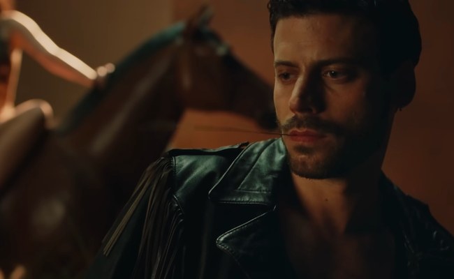 Watch: Heated Rivalry-Star machts mit schwulem Countrymusiker